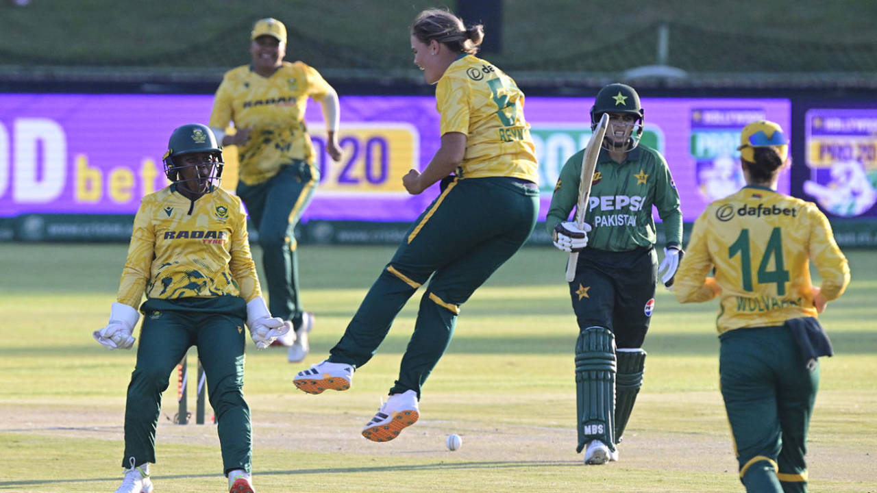 Debutant Kayla Reyneke Ne Chhudaye Pakistan Ke Chakke: Last Ball Six Se South Africa Ki Dhamakedar Jeet!