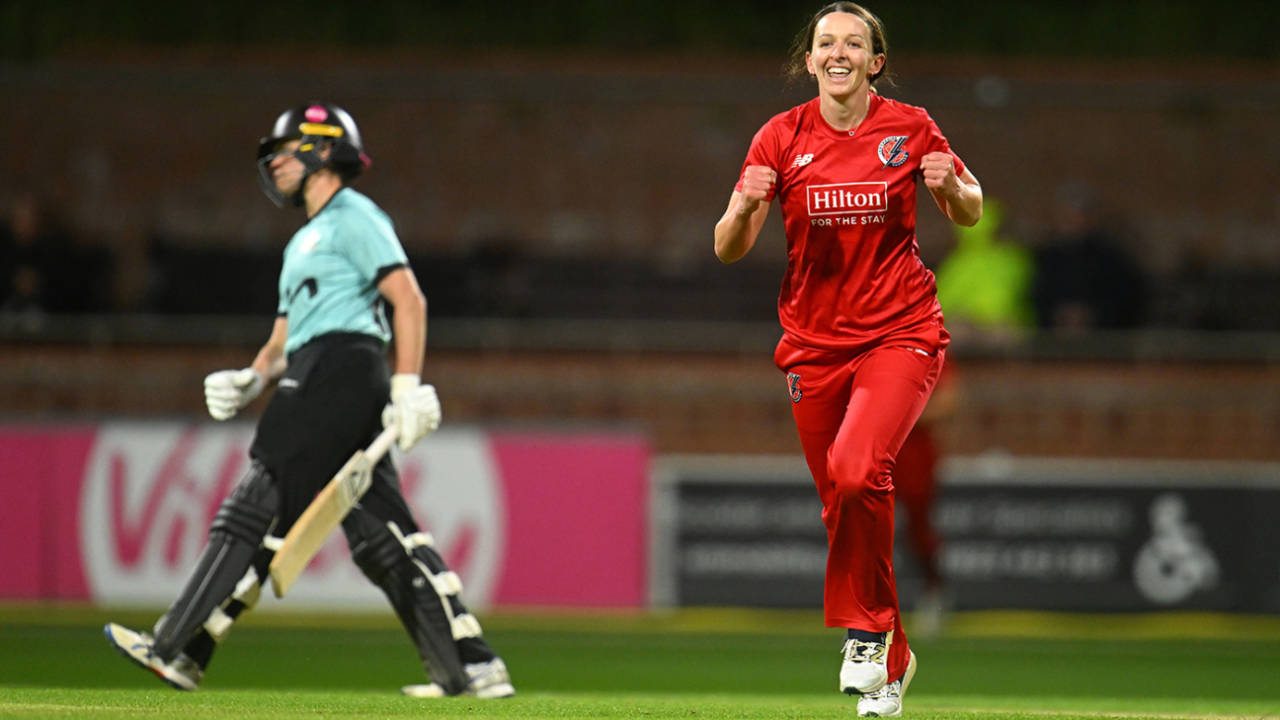 Retirement se U-Turn: Kate Cross ne Lancashire ke saath sign kiya naya contract, England career par lage jhatke ke baad dikhayi asli himmat
