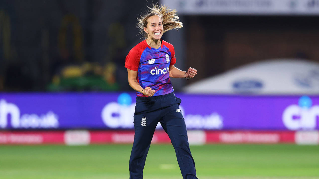 29 Saal Ki Umra Mein Retirement? England Ki Star Seamer Tash Farrant Ne Injuries Se Pareshan Hokar Chhoda Cricket