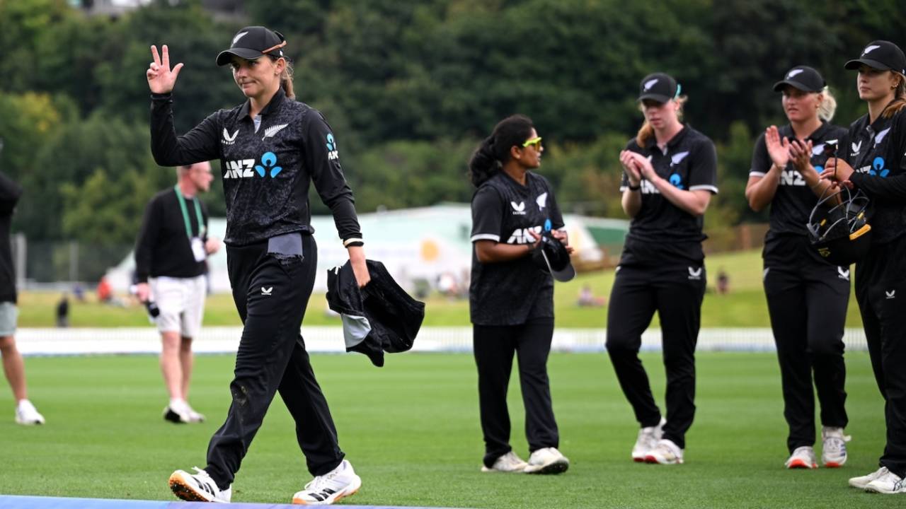 Amelia Kerr Ka One-Woman Show: 7 Wickets Aur 45 Runs Ke Saath Zimbabwe Ko Dunedin Mein Diya Reality Check!