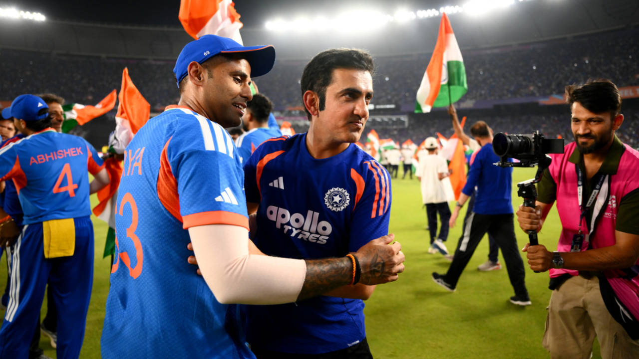 Gambhir ka Ultimate Dedication: T20 World Cup Trophy Dravid aur Laxman ke Naam! Asli Sher ne Dikha Di Apni Masterclass!