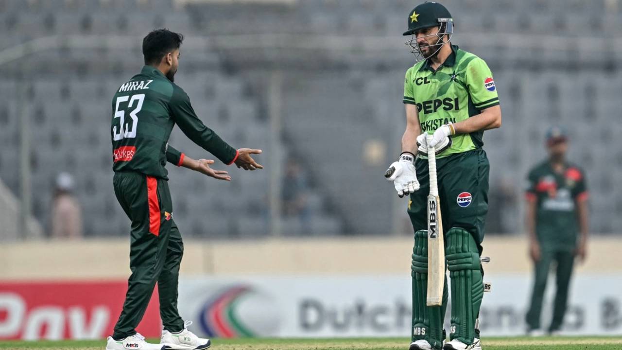 Kya Karoge Yaar? Salman Agha Ne Apne Hi Pair Par Maari Kulhaadi, Pakistan Phir Ghutno Par!