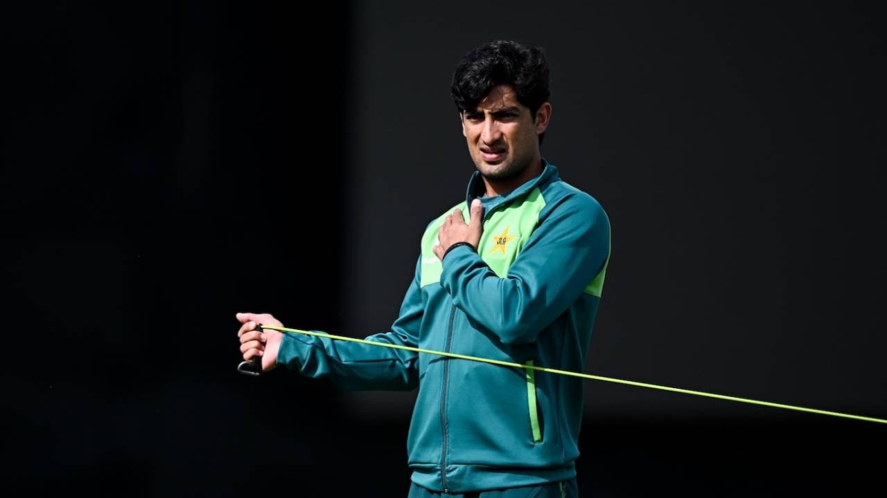 Naseem Shah Ka 'Queen' Tweet Bana Bawaal: PCB Ne Collar Pakda, Desi Drama At Its Peak!