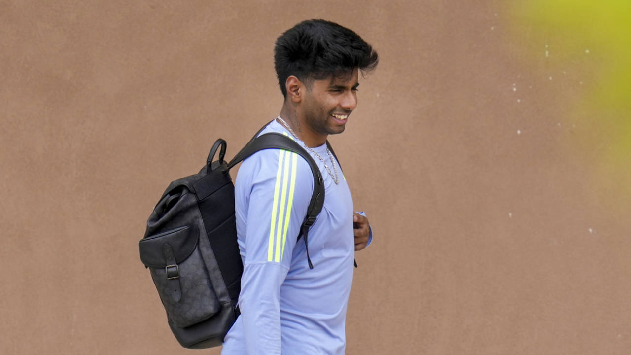 Delhi Capitals ने Toss जीता, Mayank Yadav गायब: Axar Patel का Bold Move, क्या LSG को लगेगा झटका?