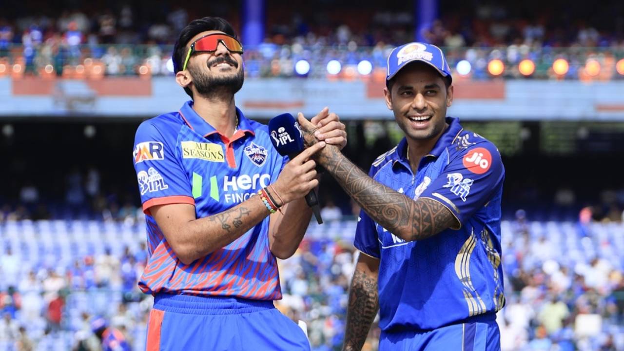 Hardik Pandya Out: Mumbai Indians में बदलावों का भूचाल, Axar Patel ने चुनी गेंदबाजी!