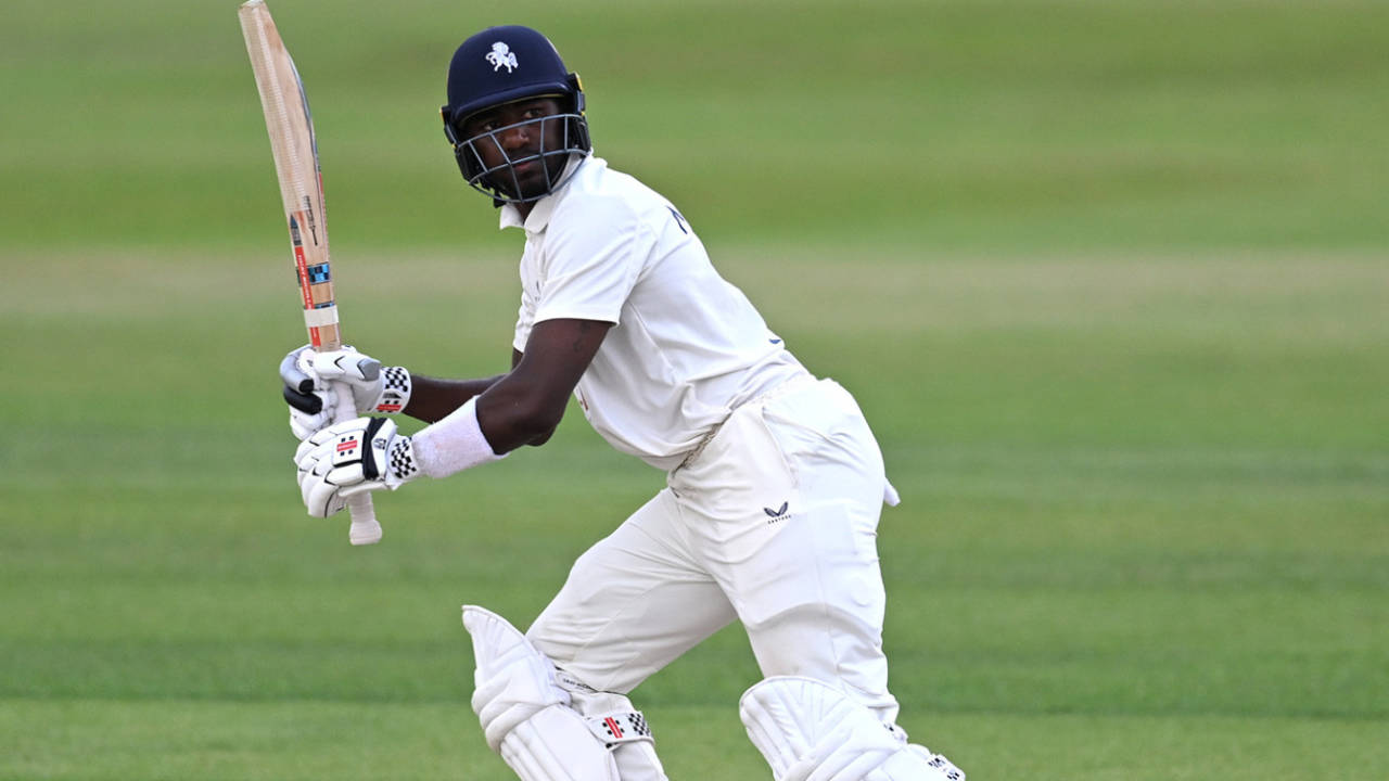 Tawanda Muyeye Ka 'Tufaan': Durham Ki Dominance Ko Maara Pallat, Kent Ko Di Ek Epic Draw!