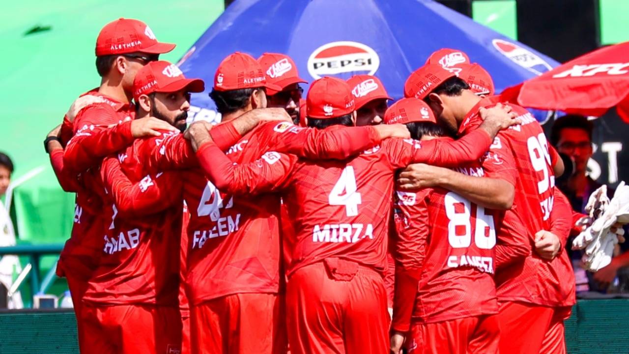 Kya Ho Raha Hai? Islamabad United Ke Mir Hamza Sajjad Ko Training Mein Laga Seedha Shot, Concussion Se Jung!