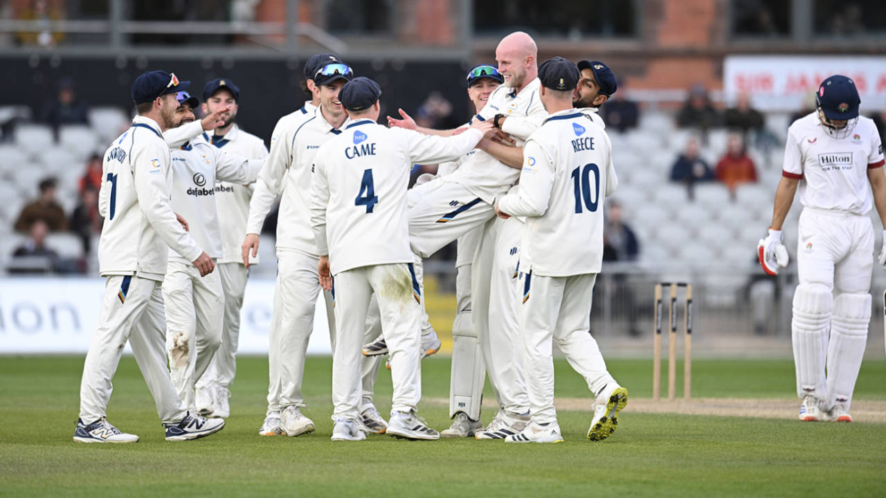 Mohammad Abbas और Zak Chappell का Double Punch, Lancashire की हुई 'Red Ball' बेइज्जती! लेकिन Marcus Harris ने संभाला मोर्चा!
