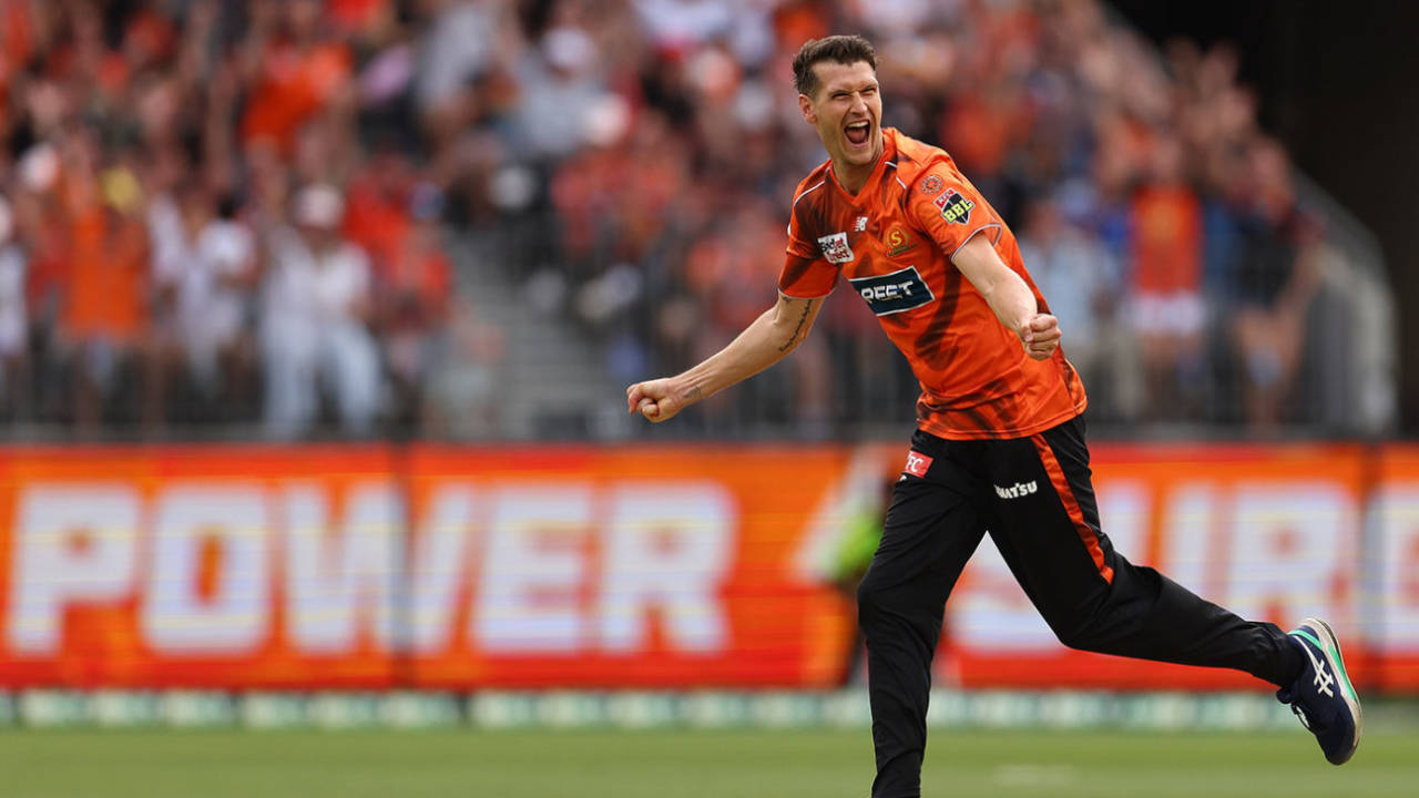 The Injury Jinx Strikes Again: SRH's David Payne Ruled Out of IPL 2026! But Hold On, Cummins Returns!