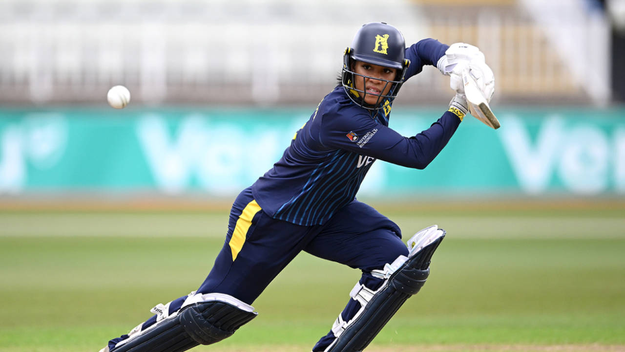 Katie George और Davina Perrin की Masterclass: Warwickshire ने Essex को Raund Dala!