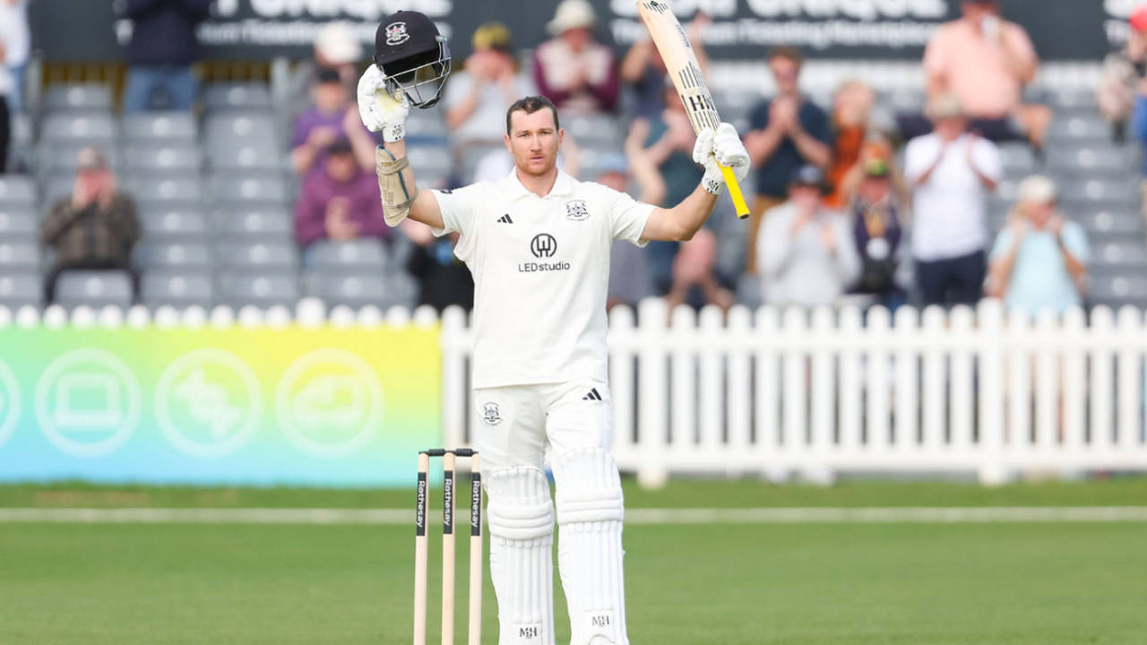 James Bracey ka Bat Bola: Gloucestershire ki Zabardast Wapsi, Lancashire ki Pareshani Badhi!