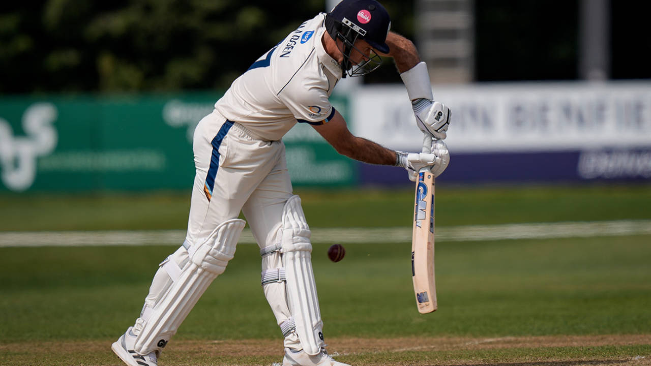 Gloucestershire on the Verge of Victory: Gabe Bell and van Buuren ne Derbyshire ki halat tight kar di!