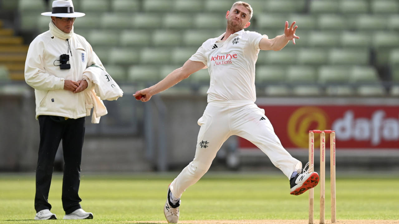 Olly Stone ne Machayi Tabaahi as Nottinghamshire ne Leicestershire ki Haalat Kharab Kar Di