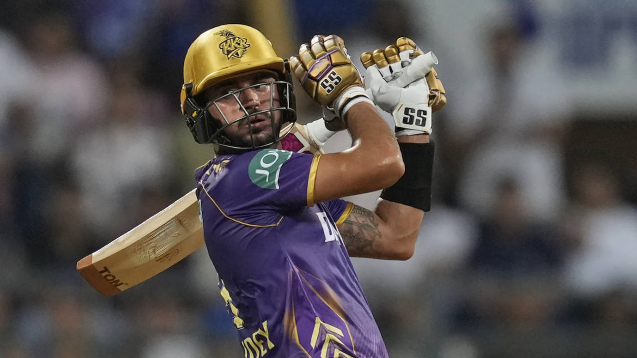 SRH vs KKR: Pat Cummins ne Toss jeetkar dikhayi dileri, Debutant R Smaran aur Manish Pandey ki entry se Uppal mein macha gadar