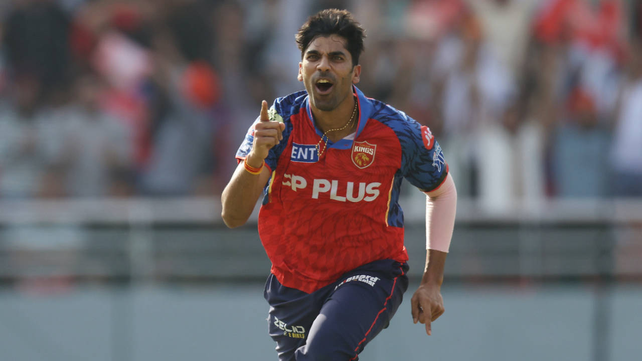 Punjab Kings vs Sunrisers Hyderabad: Shreyas Iyer ne chuna Bowling ka rasta, Shashank Singh aur Lockie Ferguson ki hui PBKS XI mein wapsi