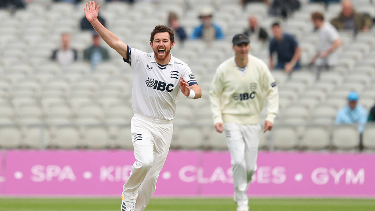 James Anderson Ka Swing vs Ryan Higgins Ka Keher: Old Trafford Mein Middlesex Ne Lancashire Ki Halat Tight Kar Di!
