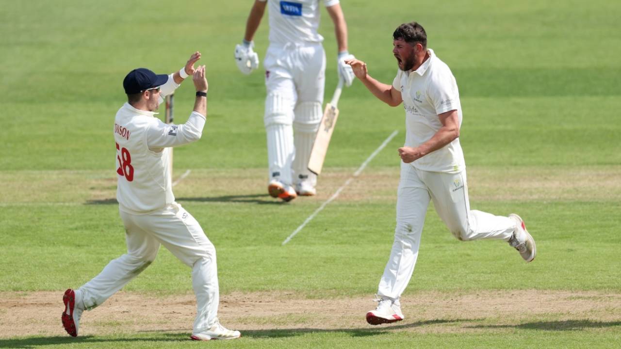 18 saal ke Tom Norton ne debut par Hat-trick lekar machaya tehelka, Somerset ki khatiya khadi!