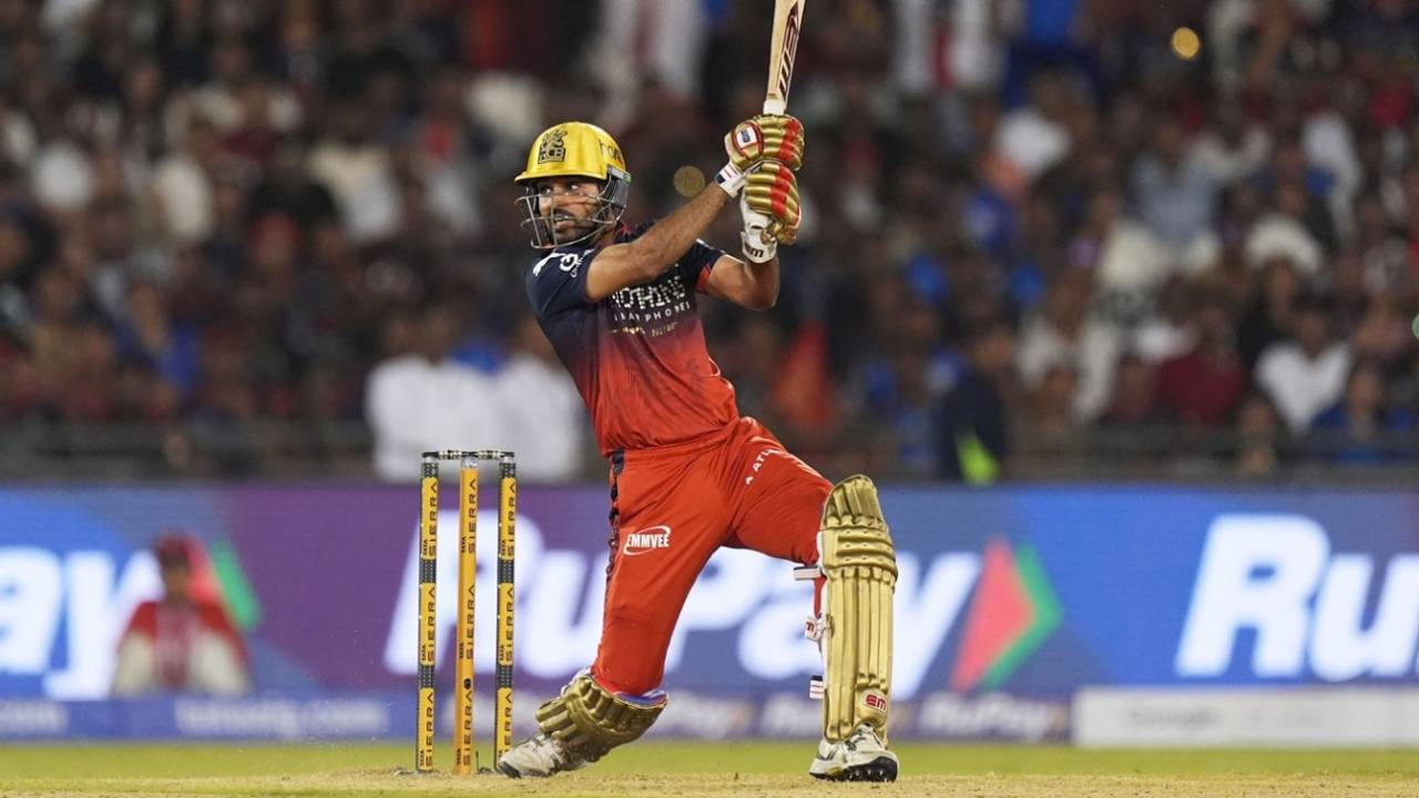 Bhuvneshwar Kumar ka Raipur Masterclass: Pehle Gendbaazi se MI ko dher kiya aur phir Winning Six se RCB ko banaya King!