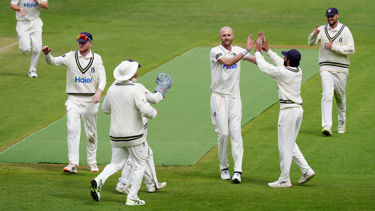 Warwickshire ne Yorkshire ka nikaala juloos: 377 runs ki karari shikast ke saath racha itihaas