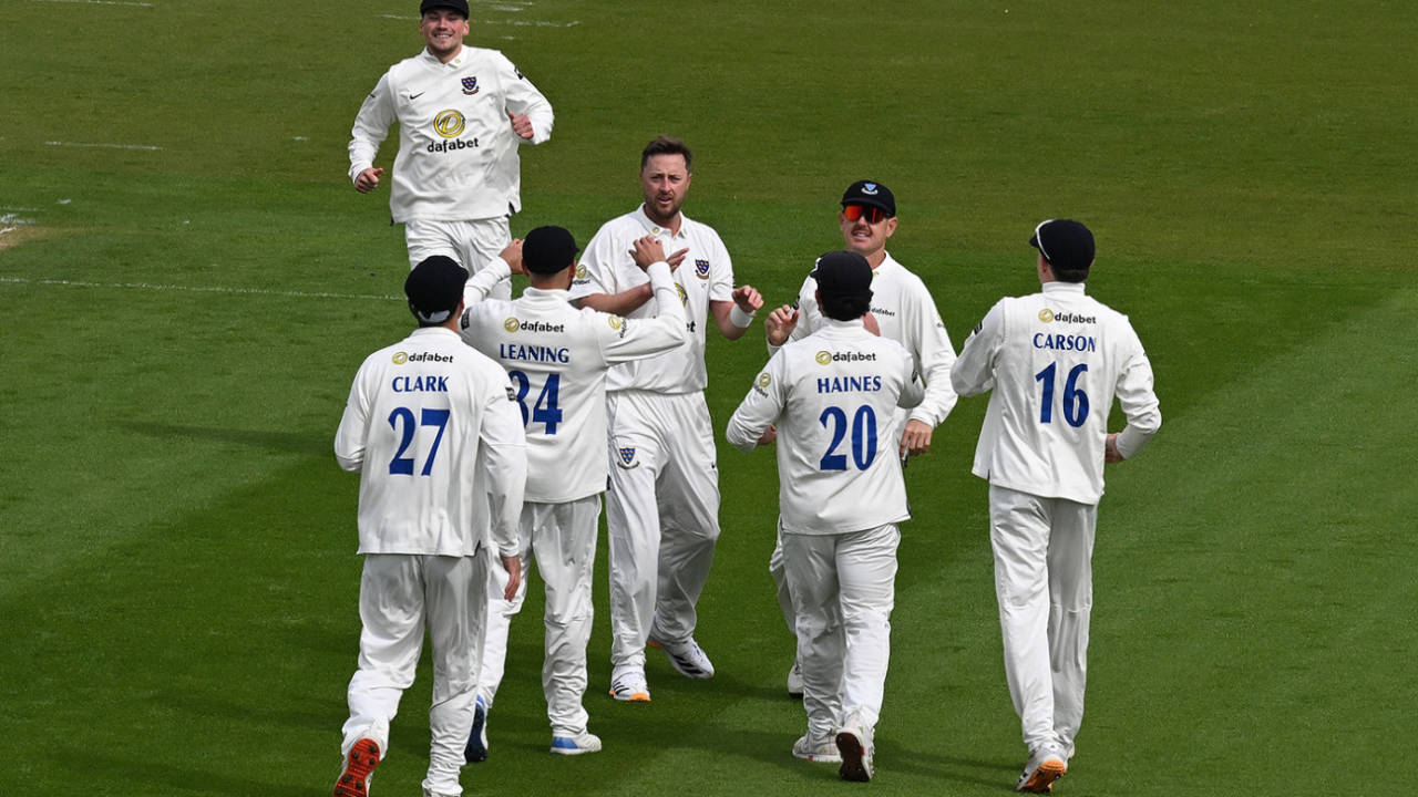 Sussex ki Tabahi: Ollie Robinson aur Dan Ibrahim ne Leicestershire ko Baarish ke beech dhul chatai