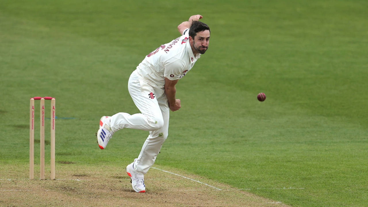 Ben Sanderson ki Seam Bowling ka Masterclass aur Ollie Price ki Tanha Ladayi ne Bristol mein machaya ghamasan