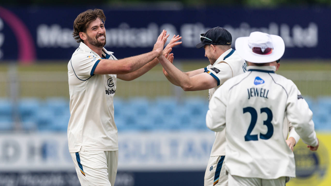 Lord's Pe Ben Aitchison Ka Toofaan: Middlesex Ki Batting Line-up Dhwast Aur Derbyshire Ka Karara Jawab