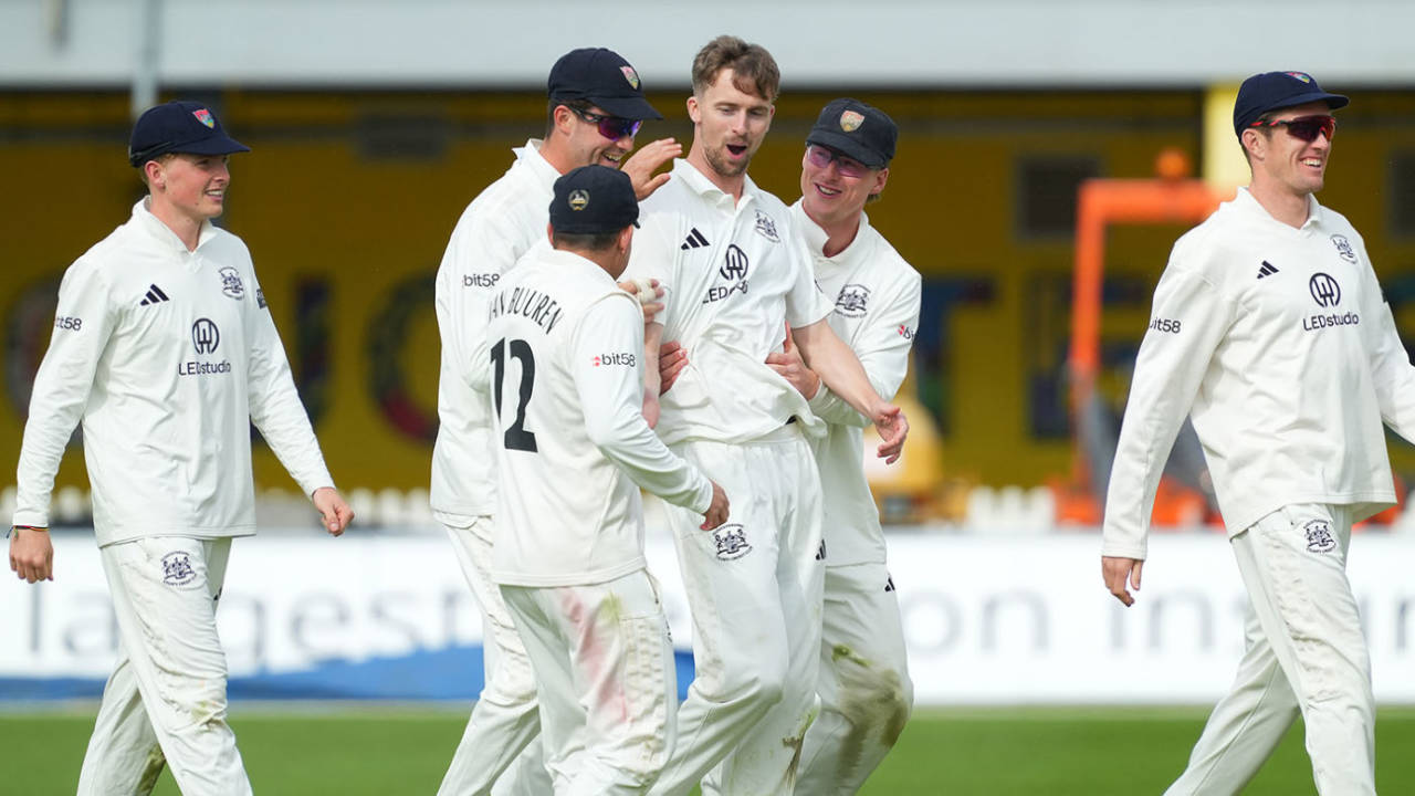 Matt Taylor aur Craig Miles ne Bristol mein machaya kohram: Northamptonshire ki batting line-up hui dher