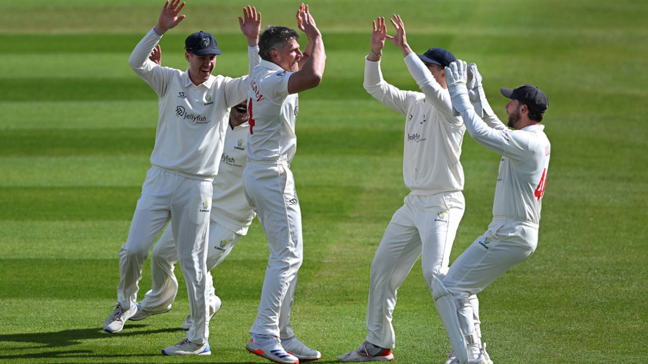Warwickshire ki haalat khasta: Glamorgan ke seamers ne Birmingham ki damp conditions mein machaya hulla!