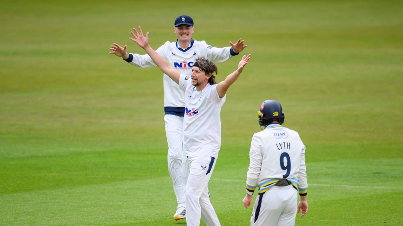 Yorkshire Ne Surrey Ka Nikala Tel: Jack White Aur Harry Brook Ki Tabahi Se Mili Innings Victory!