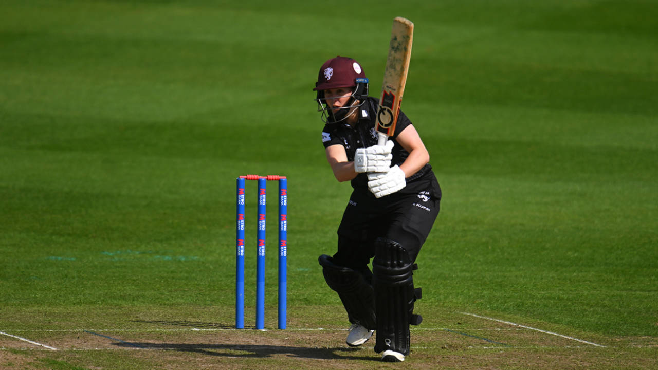 Somerset Masterclass: Anika Learoyd aur Sophie Luff ne Warwickshire Bears ki dhajjiya udayi