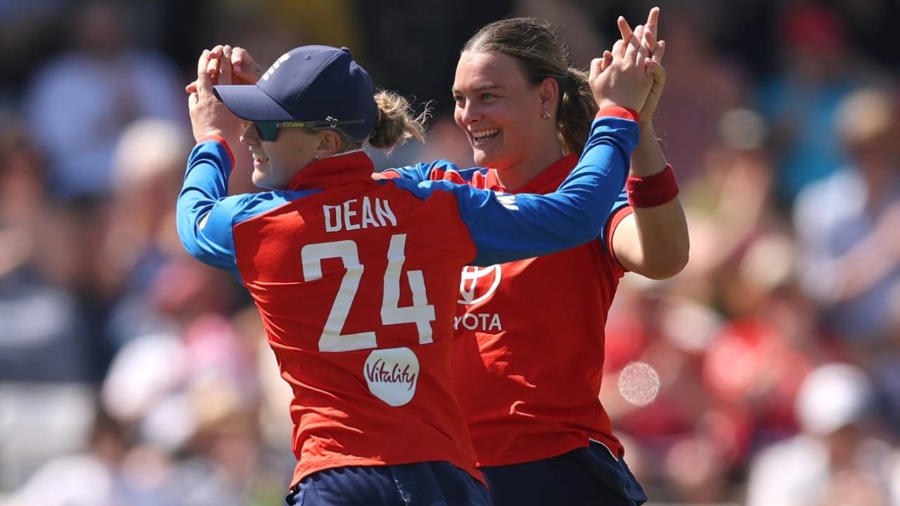 Hove mein England ka Masterclass: Dani Gibson aur Charlie Dean ne New Zealand ko 80 run par kiya dher