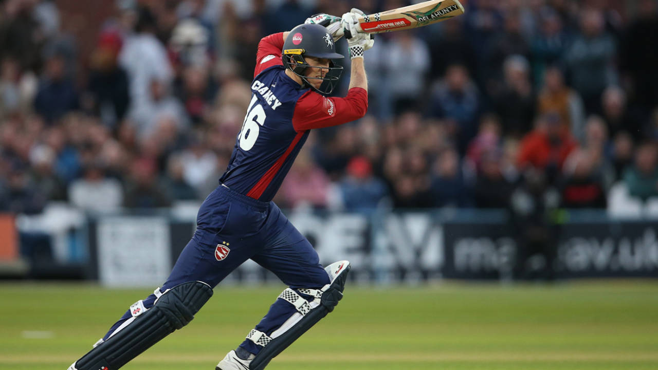 Zak Crawley ne Kent ke liye machaya ghamasan, Controversy ke beech Sussex ko unhi ke ghar mein dhoya
