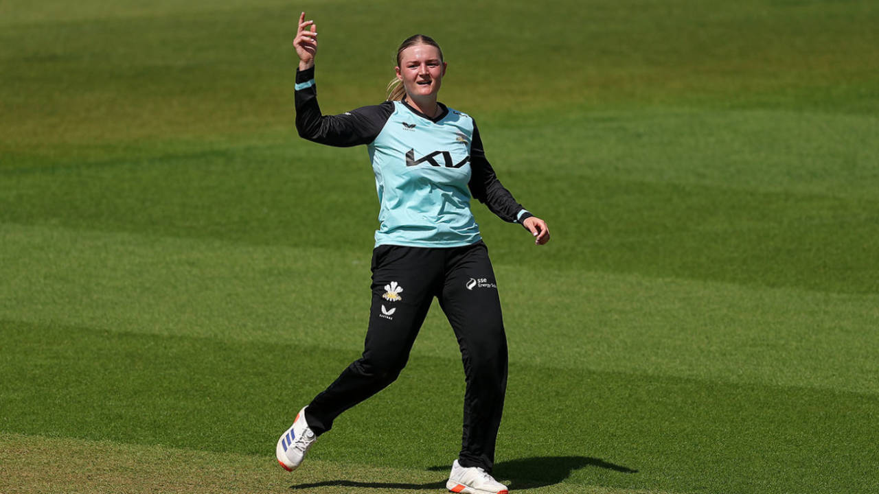 Ryana MacDonald-Gay ki Toofani Bowling: Record 6-Wicket Haul se Durham Chithda-Chithda, Surrey ne Low-Scoring Thriller mein Mari Baazi
