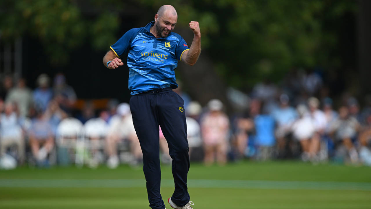 Kia Oval mein Kent ka kabza: Harry Finch aur Jake Lintott ne Surrey ka guroor mitti mein milaya