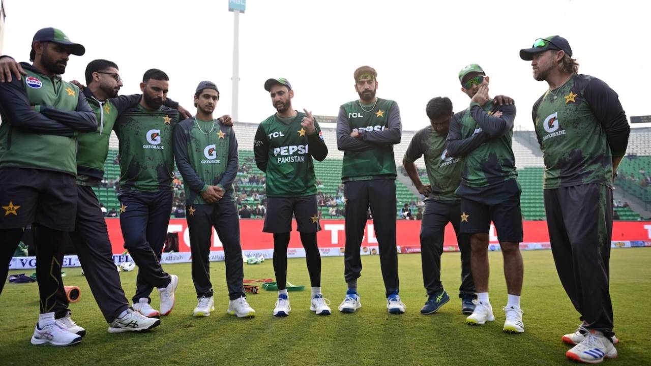 Pakistan Cricket Ka Naya Circus: Sarfaraz Ahmed aur Mike Hesson bachaenge Babar Azam ki dubti naiya?