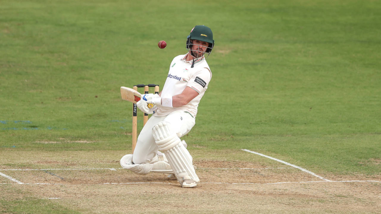 Essex ki Top Spot ki ummeedon par Lewis Hill ne fer diya paani: Leicestershire ka Unfiltered Fightback!