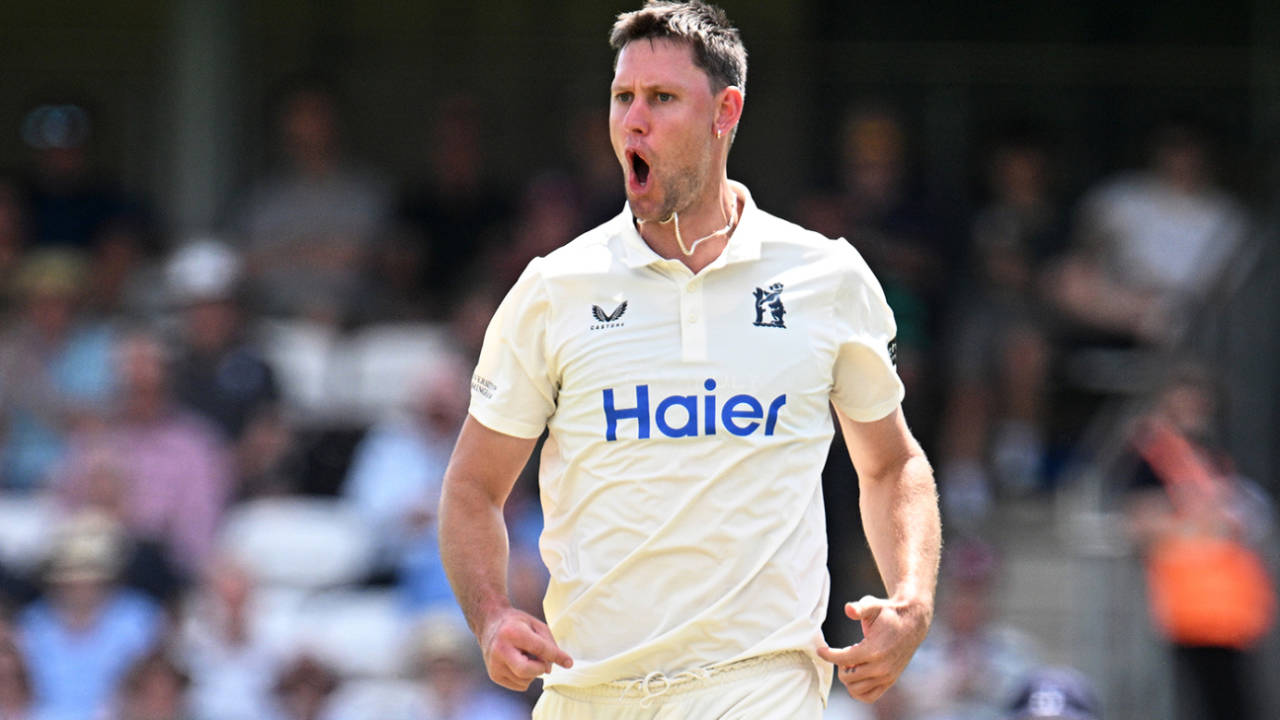 Beau Webster ka Taunton me Taandav: Warwickshire ne Somerset ko ghutno par laya!