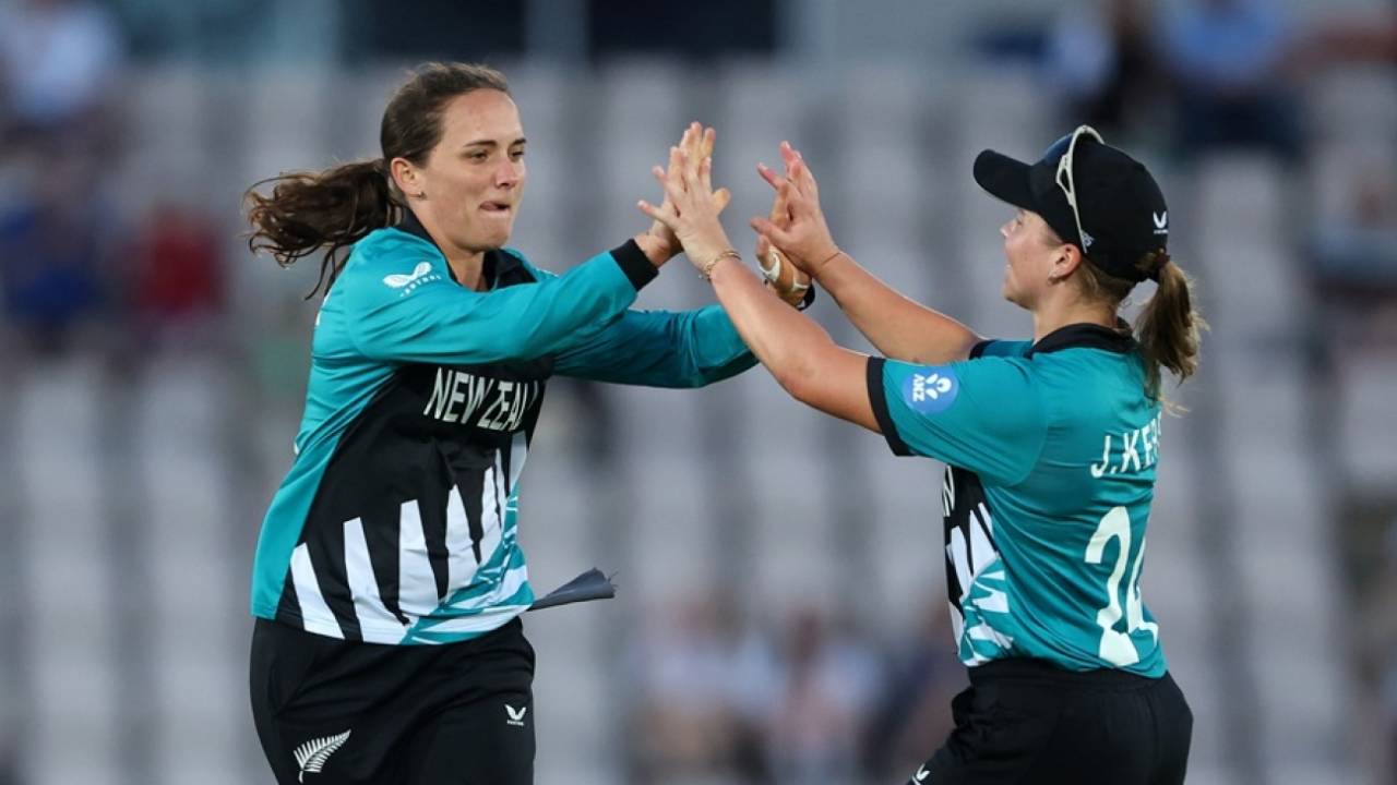 Ireland Ke Toofan Mein Phansi New Zealand: Melie Kerr Ne Dubti Naiya Paar Lagayi