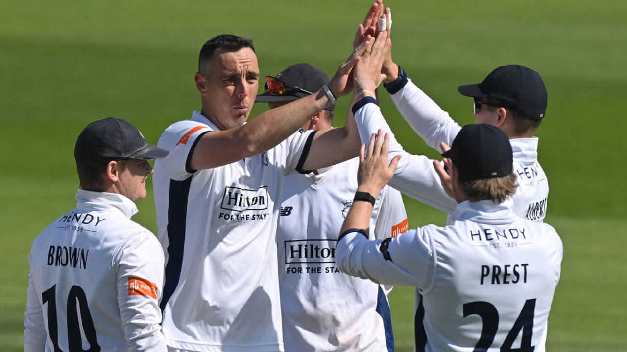 Kyle Abbott ka Six-for aur Delano Potgieter ki Jaanbaazi ne Hampshire ko di Jeet ki Umeed