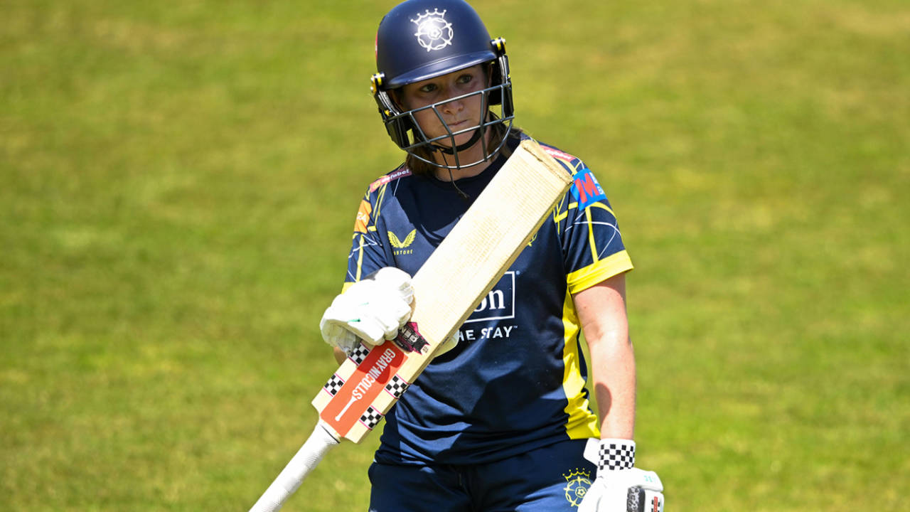 Rhianna Southby ka 40 Degree Garmi Mein Vidhwansak Avatar: Hampshire Ne Warwickshire Ko Sikhaya Cricket Ka Sabak