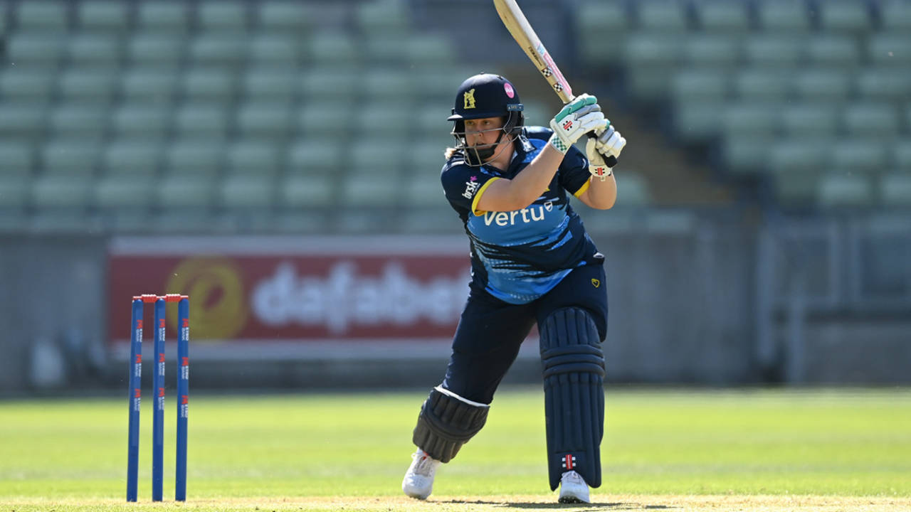 Warwickshire Bears ki Surrey par bhayankar jeet: Abigail Freeborn aur Davina Perrin ka aaya tufaan