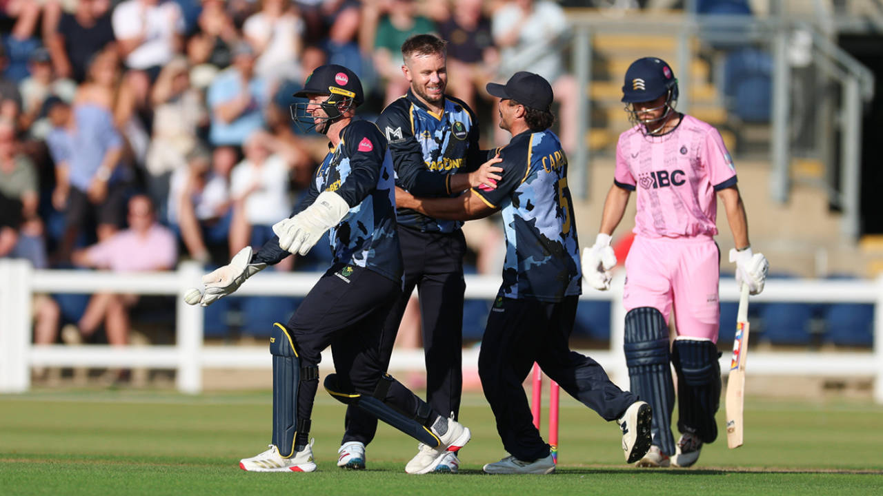 Mason Crane and Sean Dickson deliver a Masterclass to keep Glamorgan in the hunt