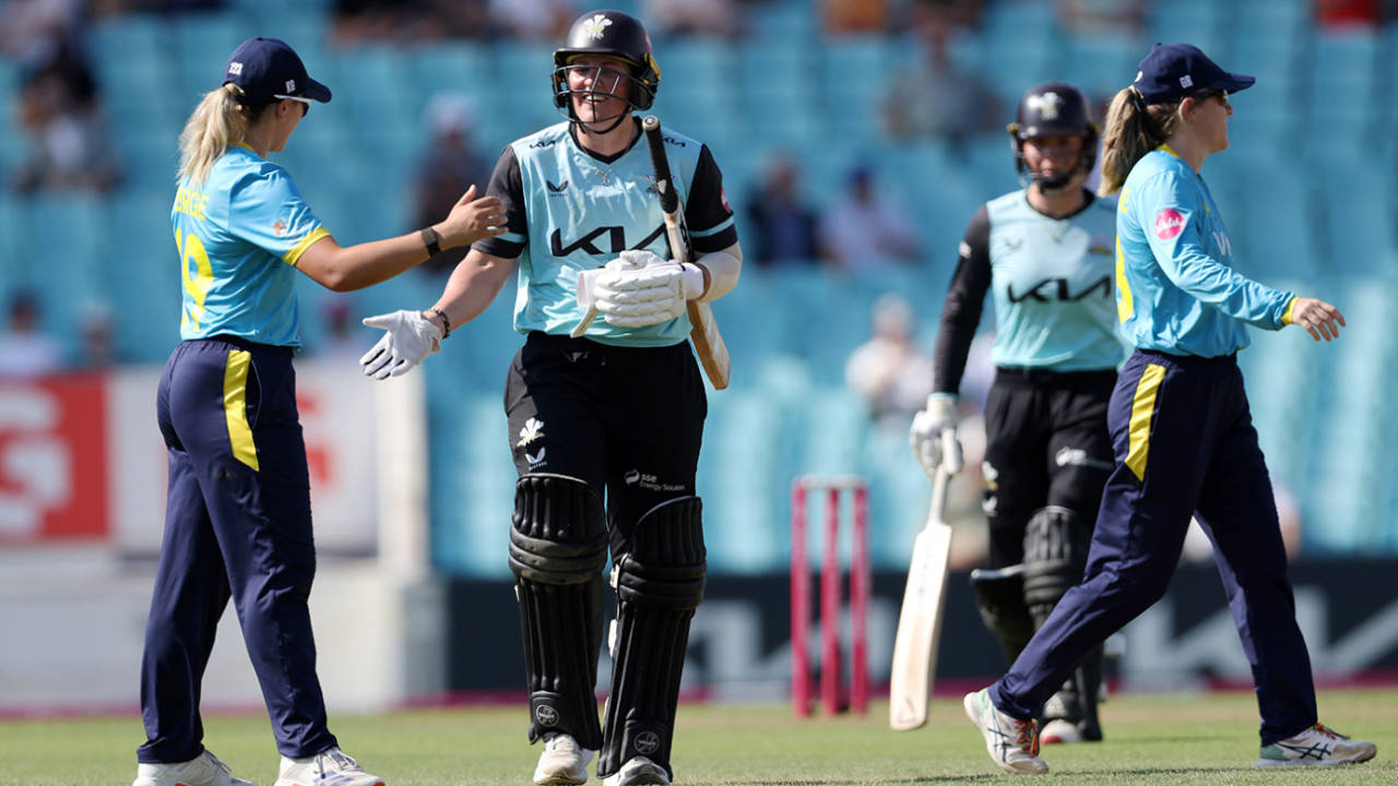 Laura Harris Destroys Warwickshire: 15-Ball Fifty Se Banaya World Record as Surrey Enters Beast Mode