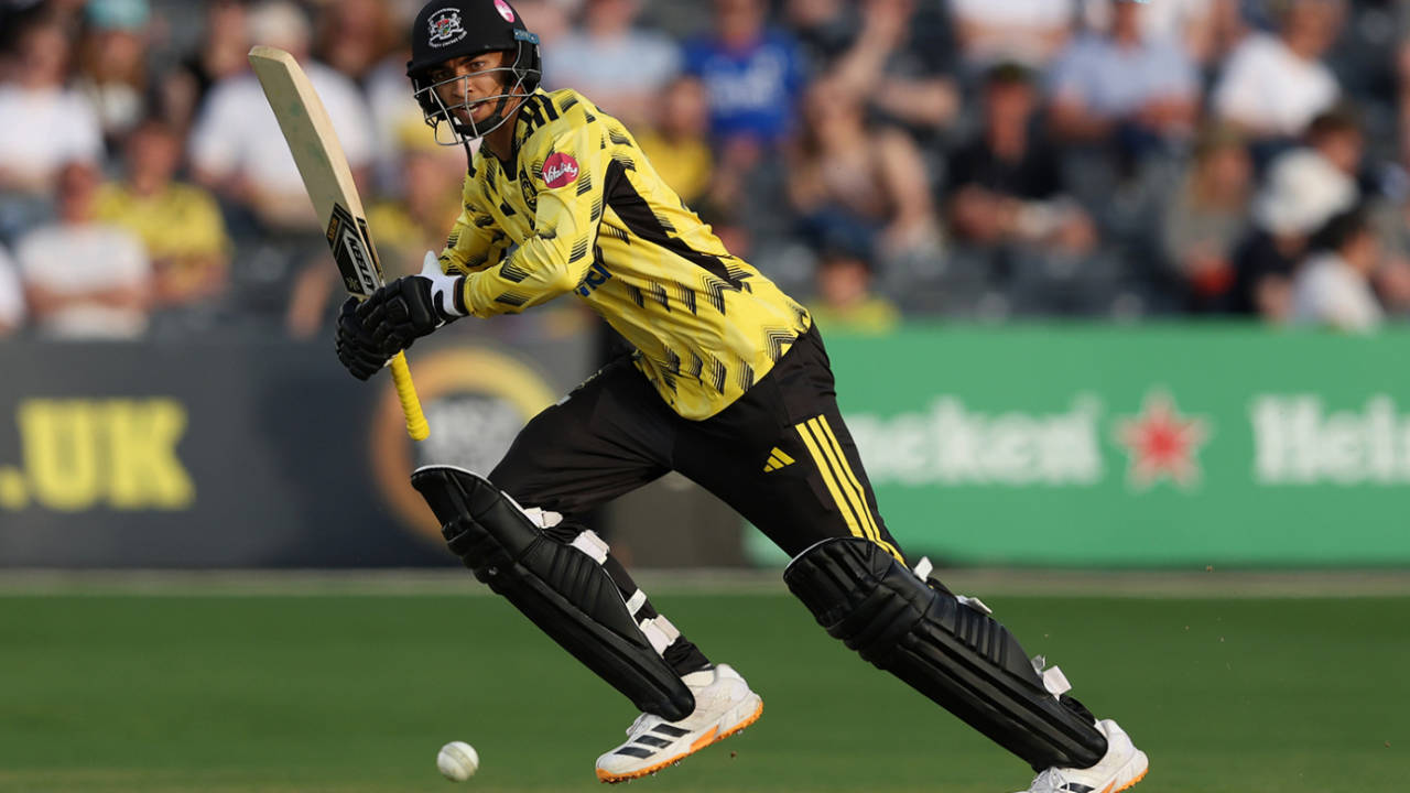 13 Gend Mein Fifty! Kamran Dhariwal Ki Tsunami Ne Worcestershire Rapids Ka Record Tod Guroor Chaknachoor Kar Diya