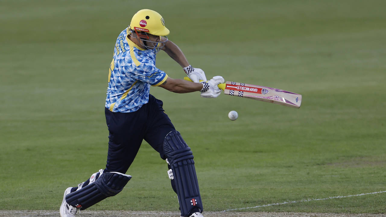 Kai Smith and Warwickshire Bears ne 49/5 se palat di baazi: Northamptonshire Steelbacks ki hui fajeetat