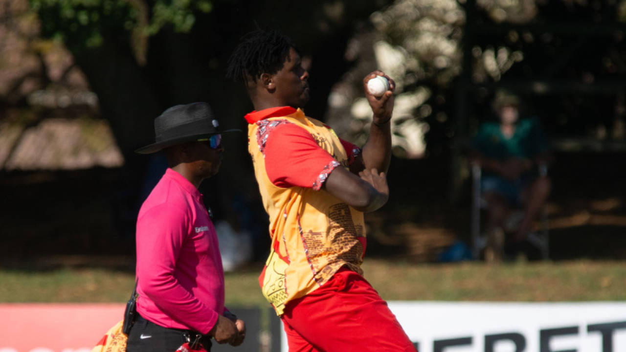 Zimbabwe Ke Tall Fast Bowlers Ne Bangladesh Ko Kiya Dhwast: Muzarabani and Ngarava Ka Kaatilana Spell