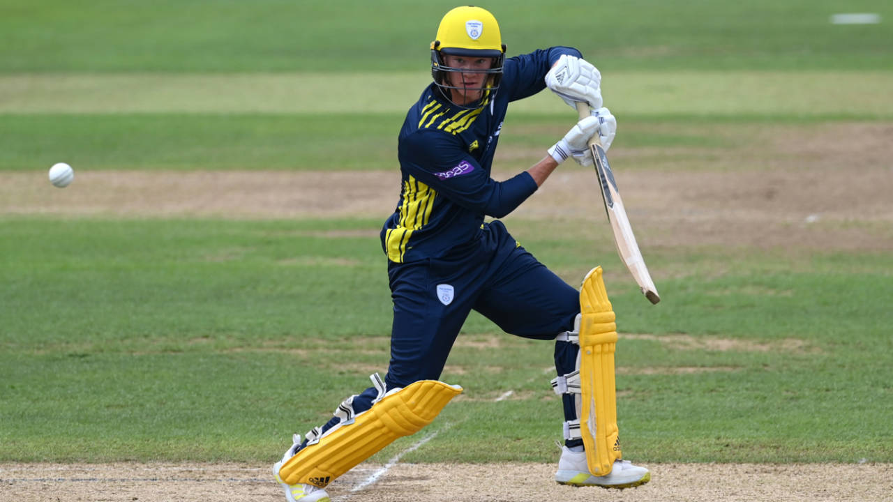 Ashutosh Sharma Debut Masterclass: Hampshire ne Yorkshire ki halat kharab ki, Tom Prest ka Century Shorter!