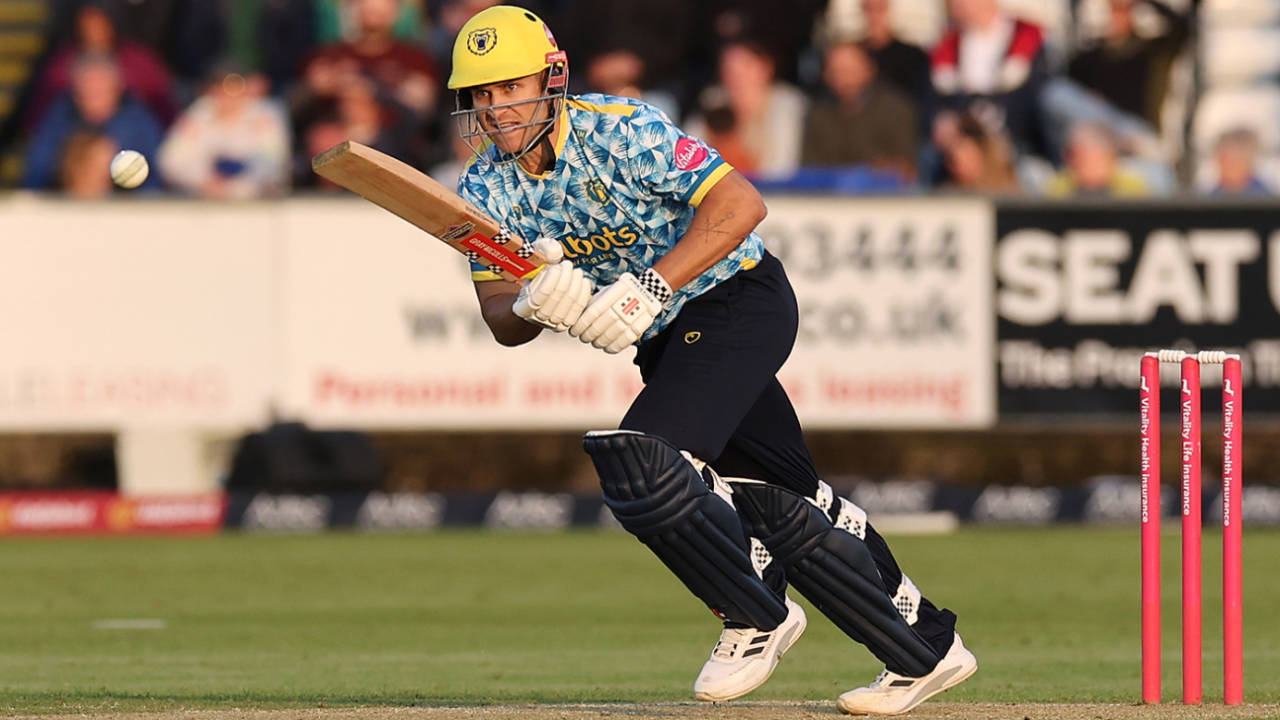 Warwickshire Ki Kismat Ne Maara Palta: Sam Hain Knee Injury Se Metro Bank Cup Se Hue Bahar