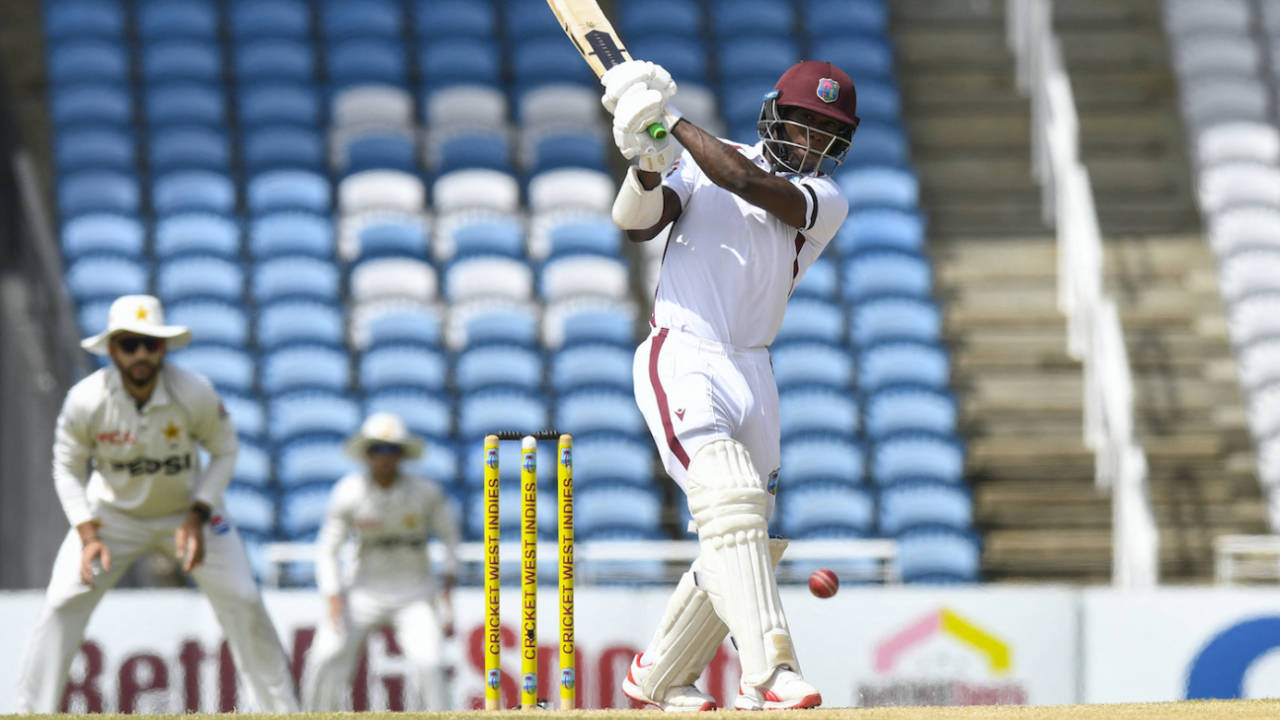 Pakistan vs West Indies: 211 Runs ka target aur Pakistan ki haalat tight, Seales aur Roach ne udaye hosh