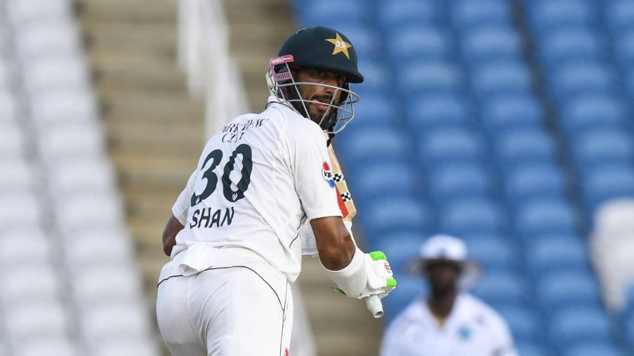 Captain Shan Masood Out: Pakistan Cricket Team Ka One Man Army Show Khatam, England Series Par Bhi Mandraye Khatre Ke Badal